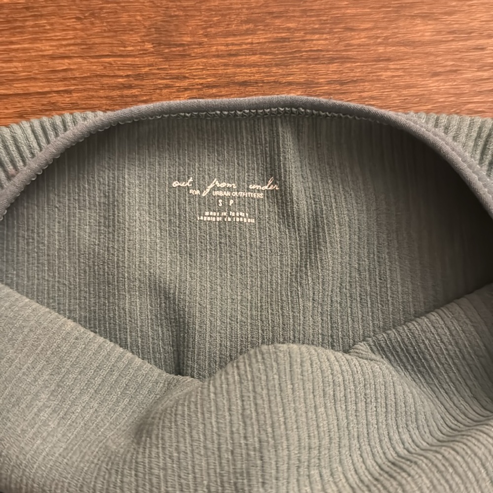 Halter Cropped Top - Picture 2 of 3